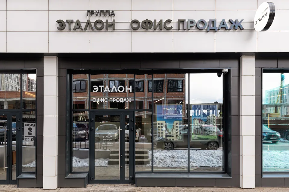 Вход в офис продаж Эталон в Новосибирске