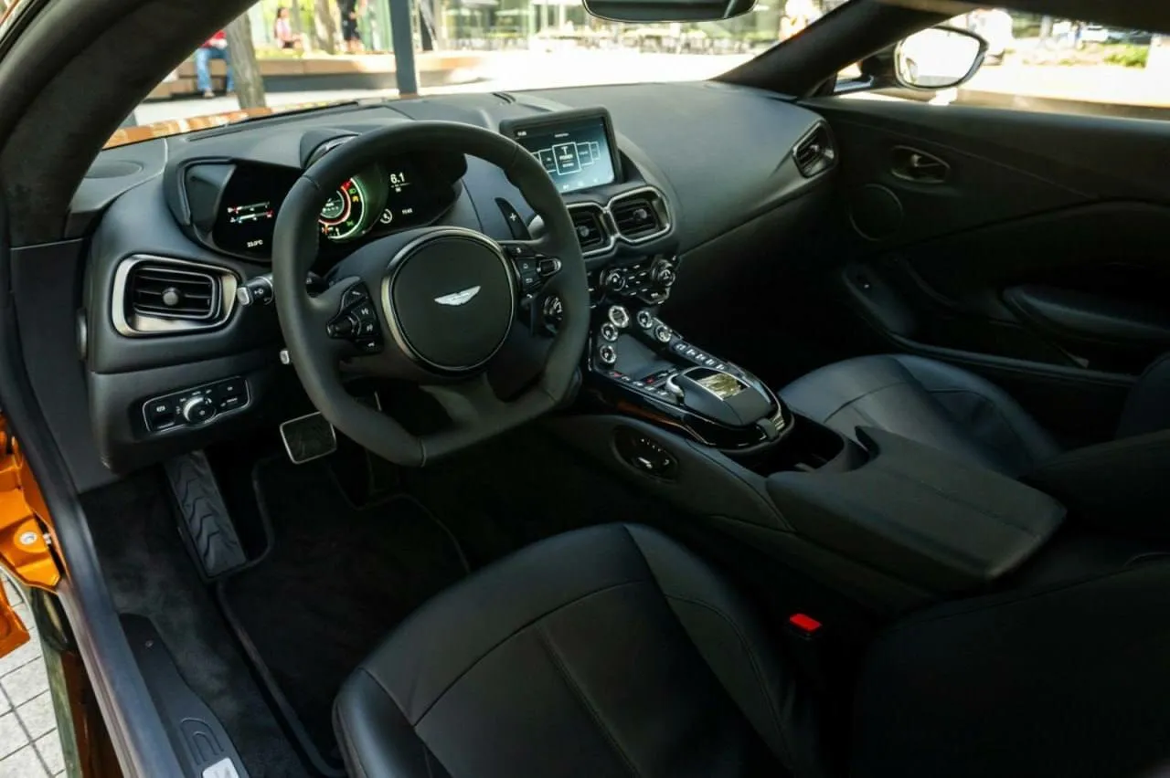 Aston Martin V8 Vantage — 7