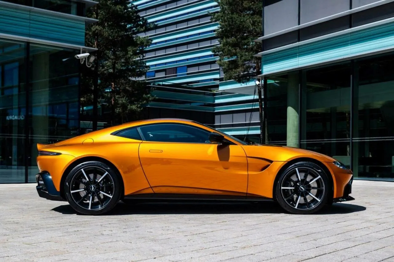 Aston Martin V8 Vantage — 4