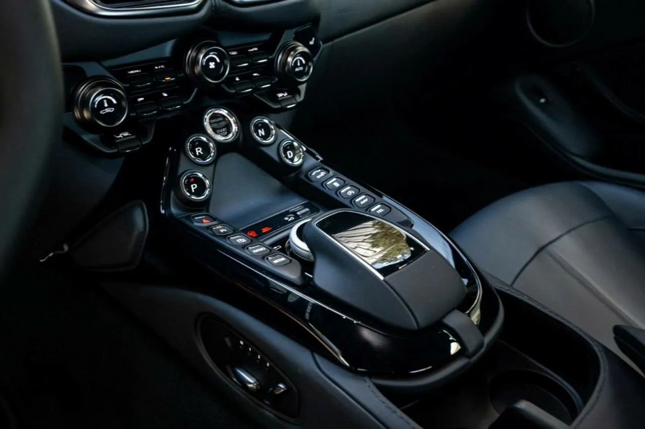 Aston Martin V8 Vantage — 8