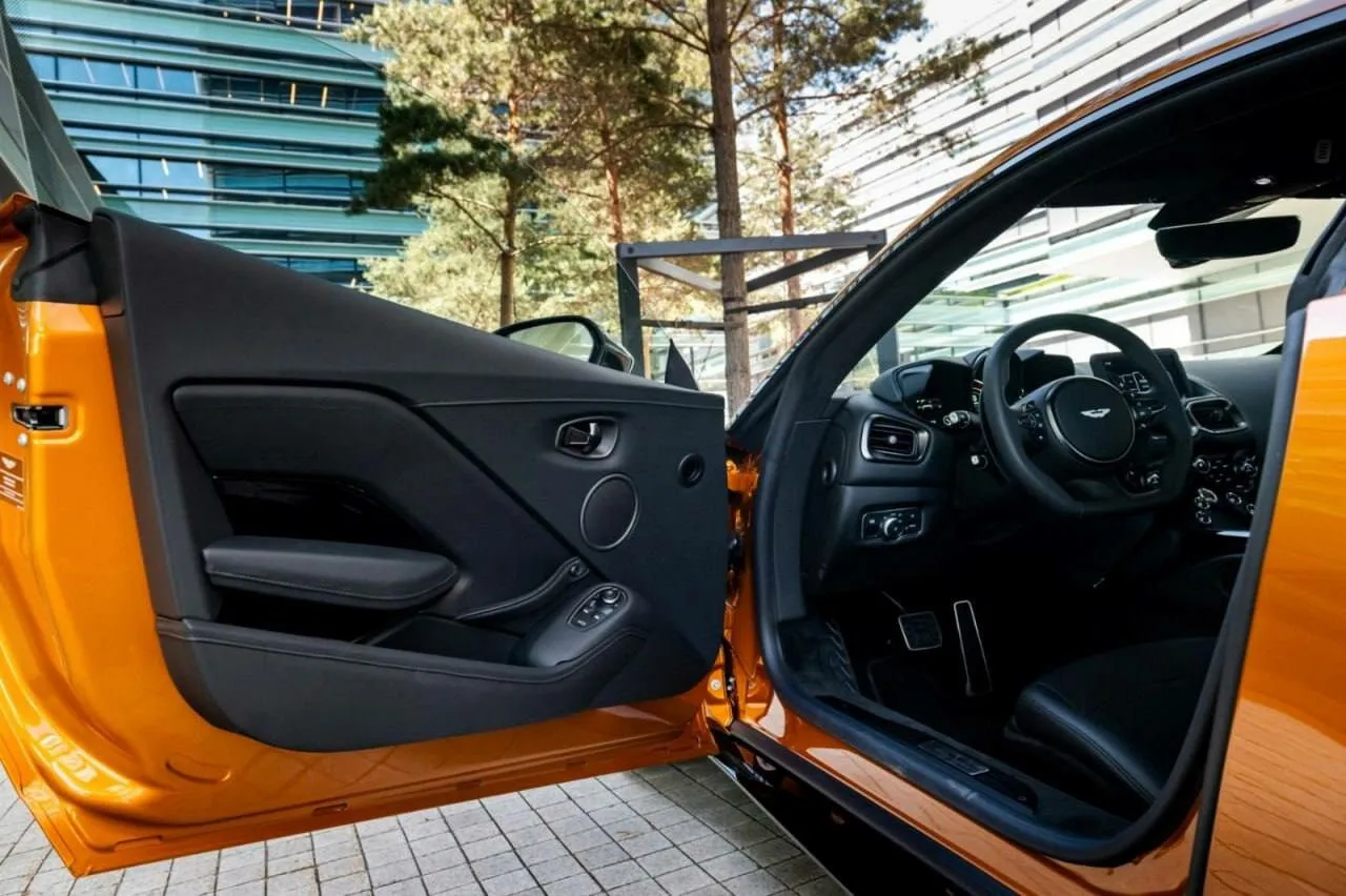 Aston Martin V8 Vantage — 6