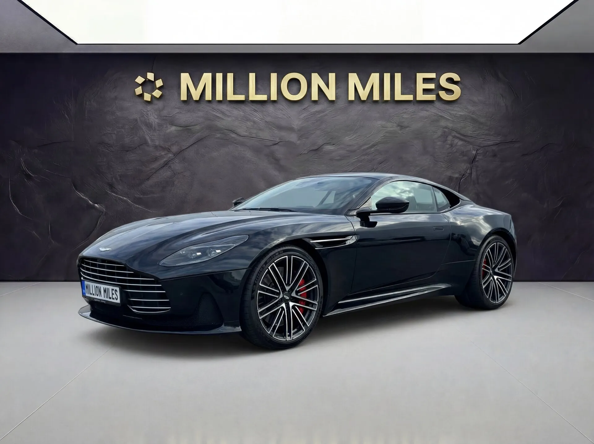 Aston Martin DB12 - Просмотр 1