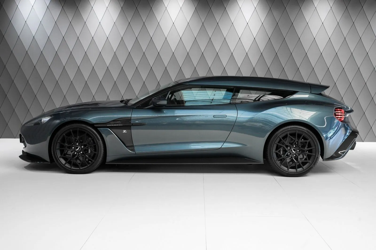 Aston Martin Vanquish — 6
