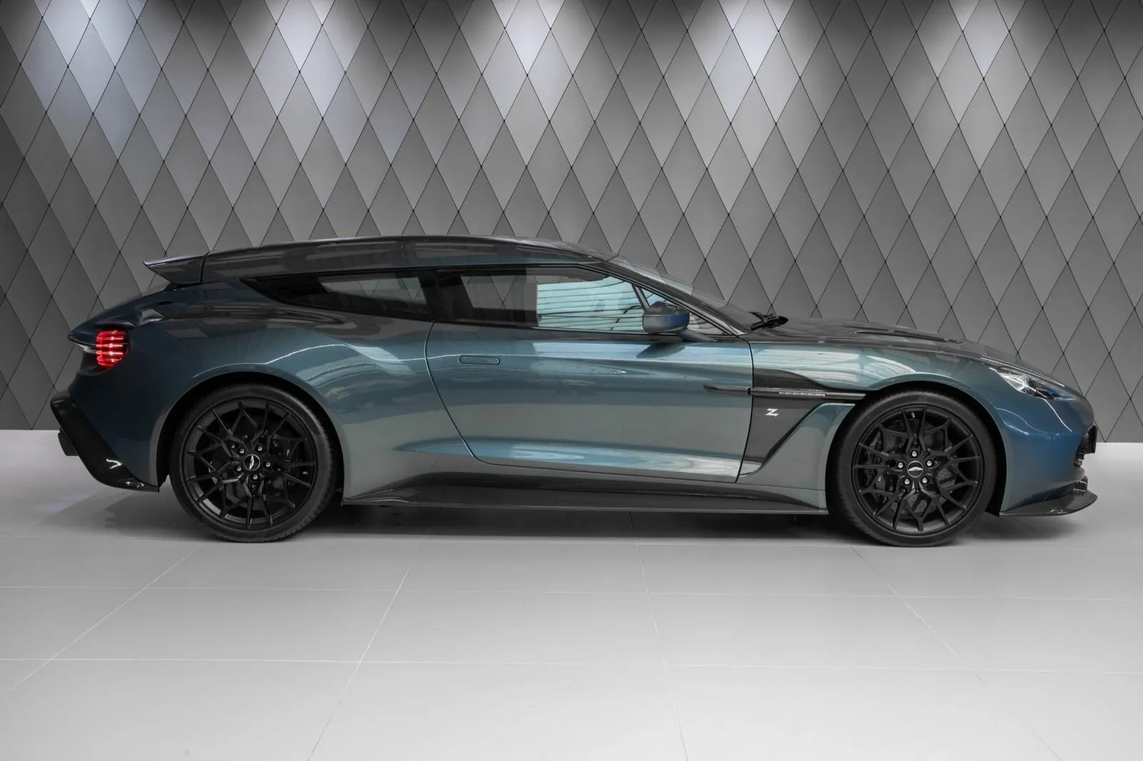 Aston Martin Vanquish — 8