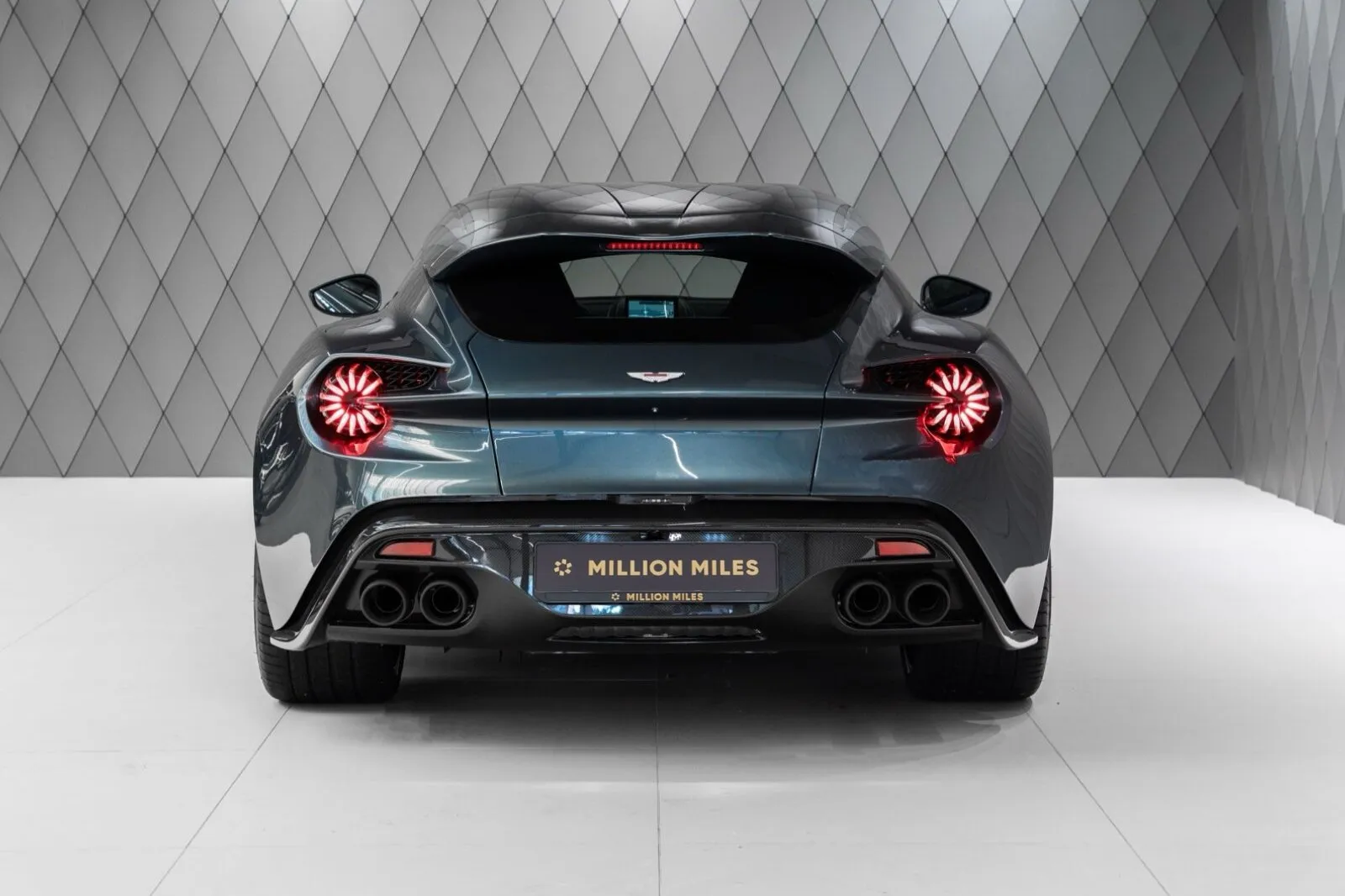 Aston Martin Vanquish — 7