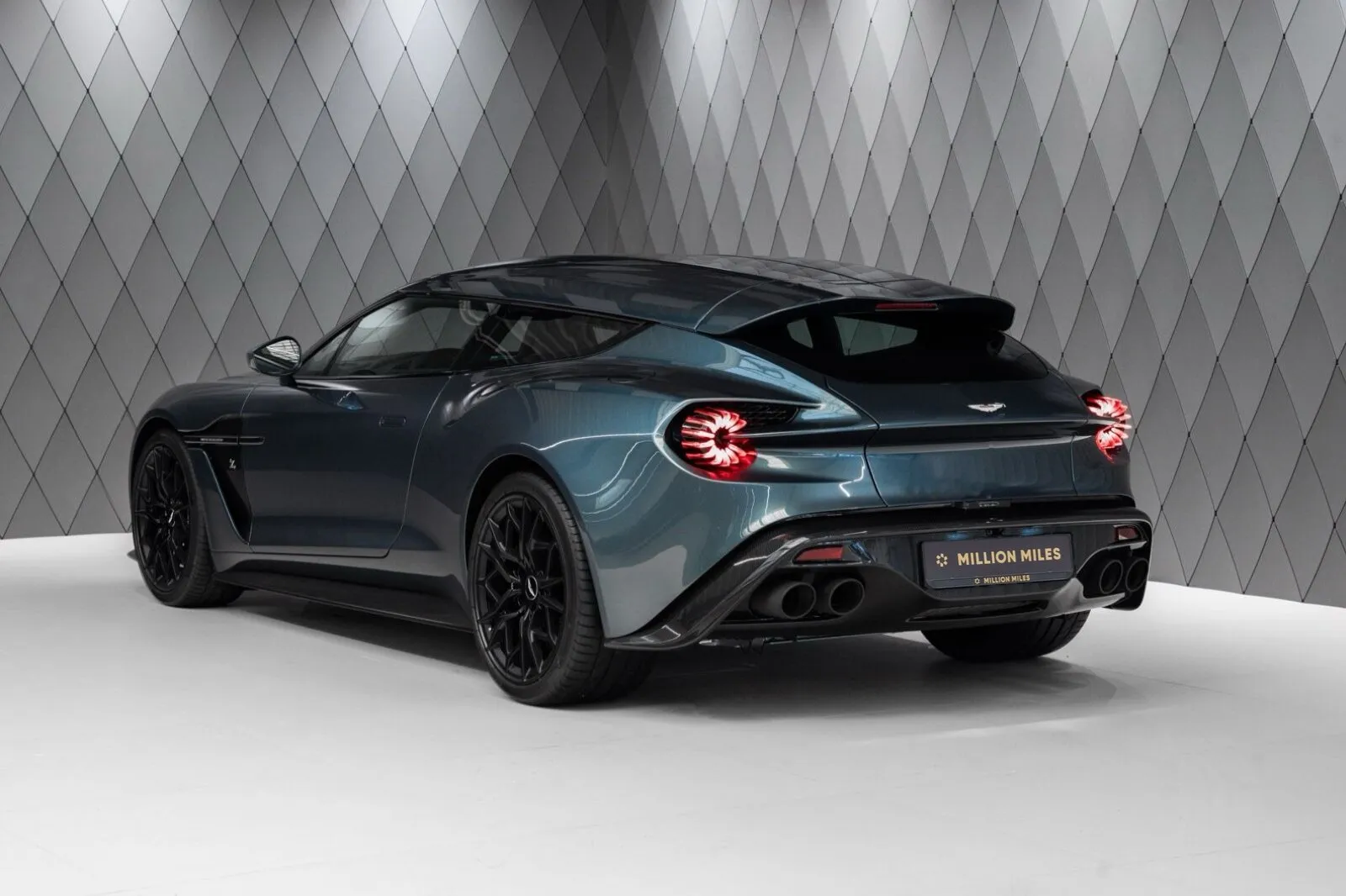 Aston Martin Vanquish — 4
