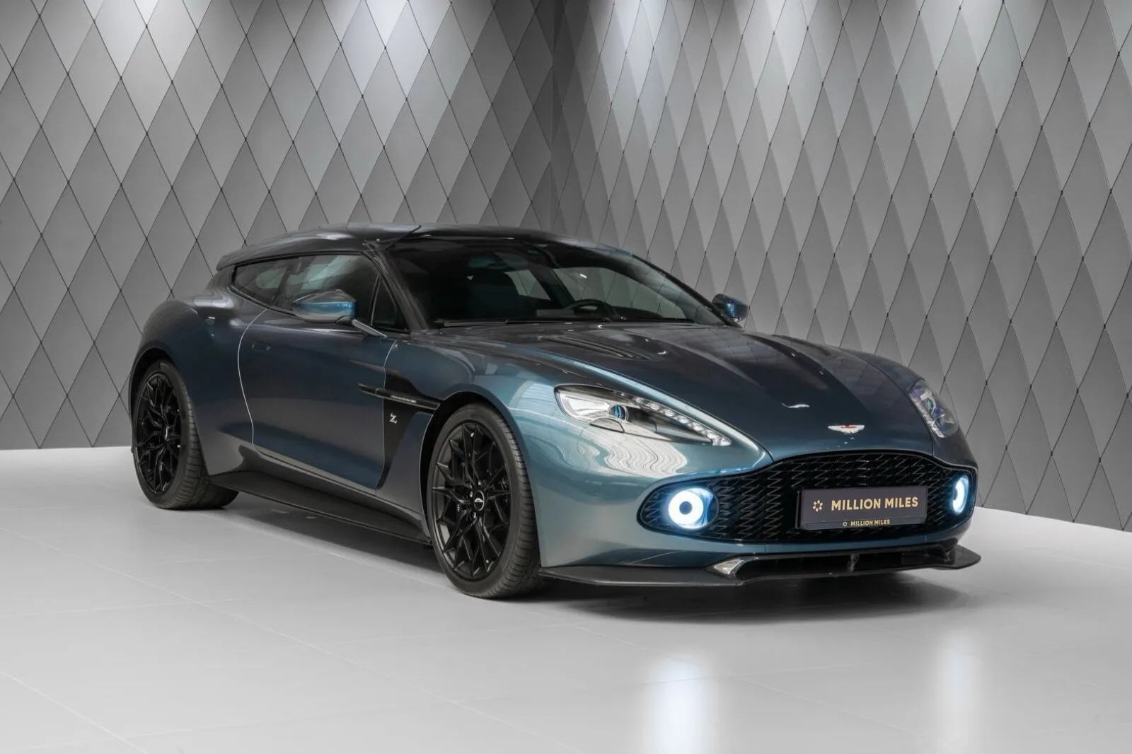 Aston Martin Vanquish — 3