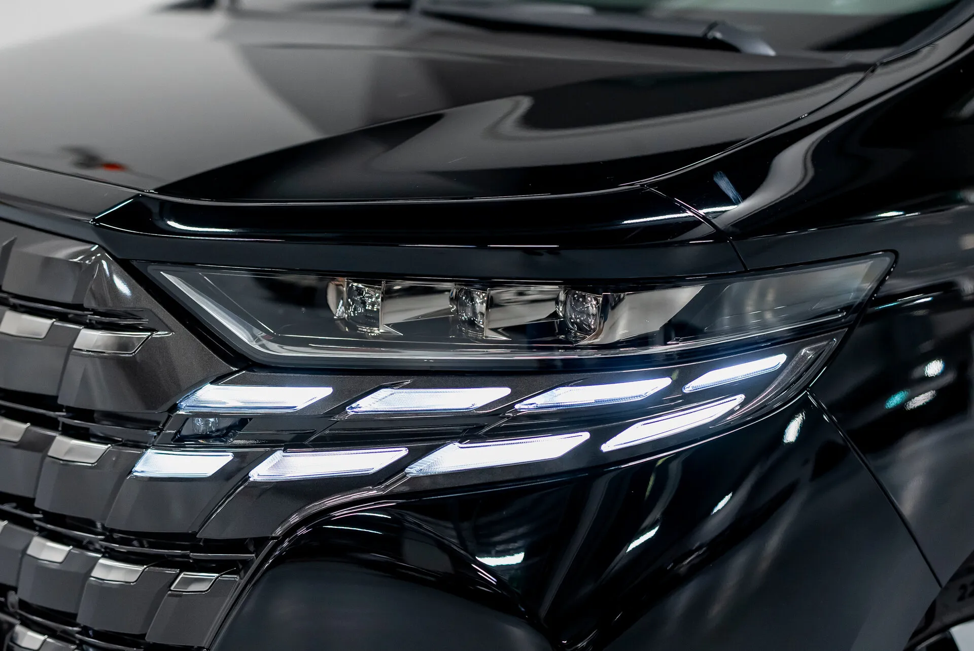 Toyota Alphard — 4
