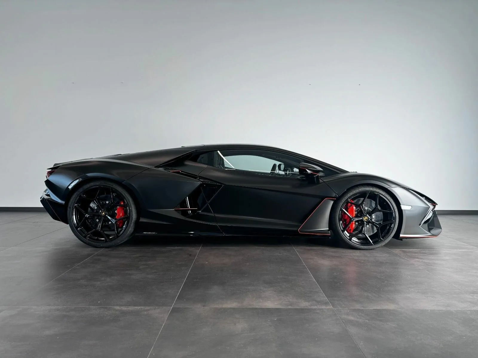 Lamborghini Revuelto — 6