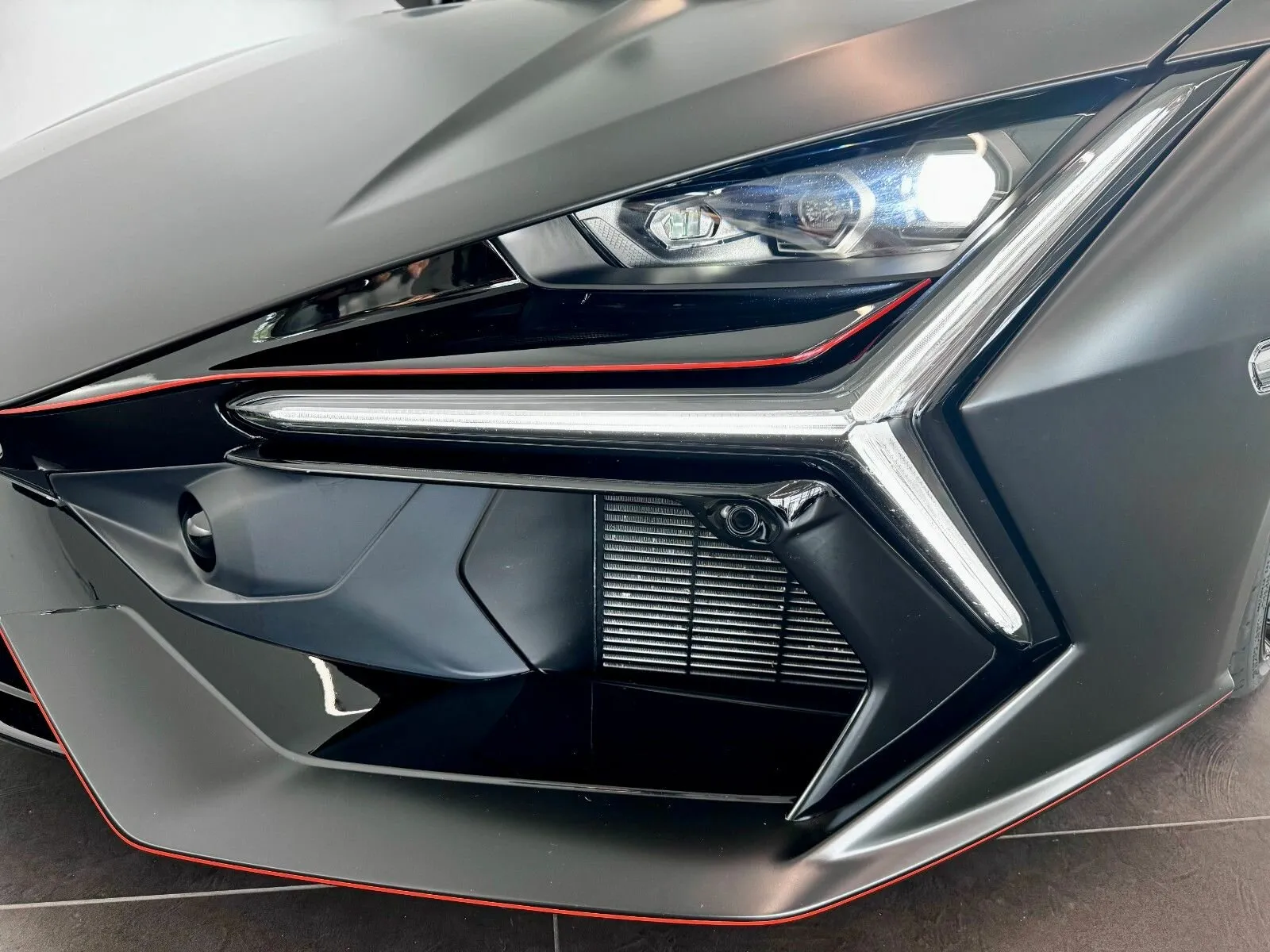 Lamborghini Revuelto — 2
