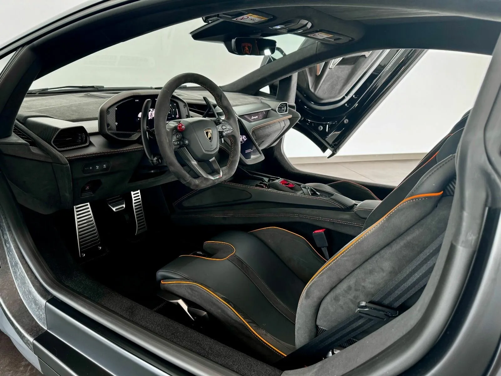 Lamborghini Revuelto — 8