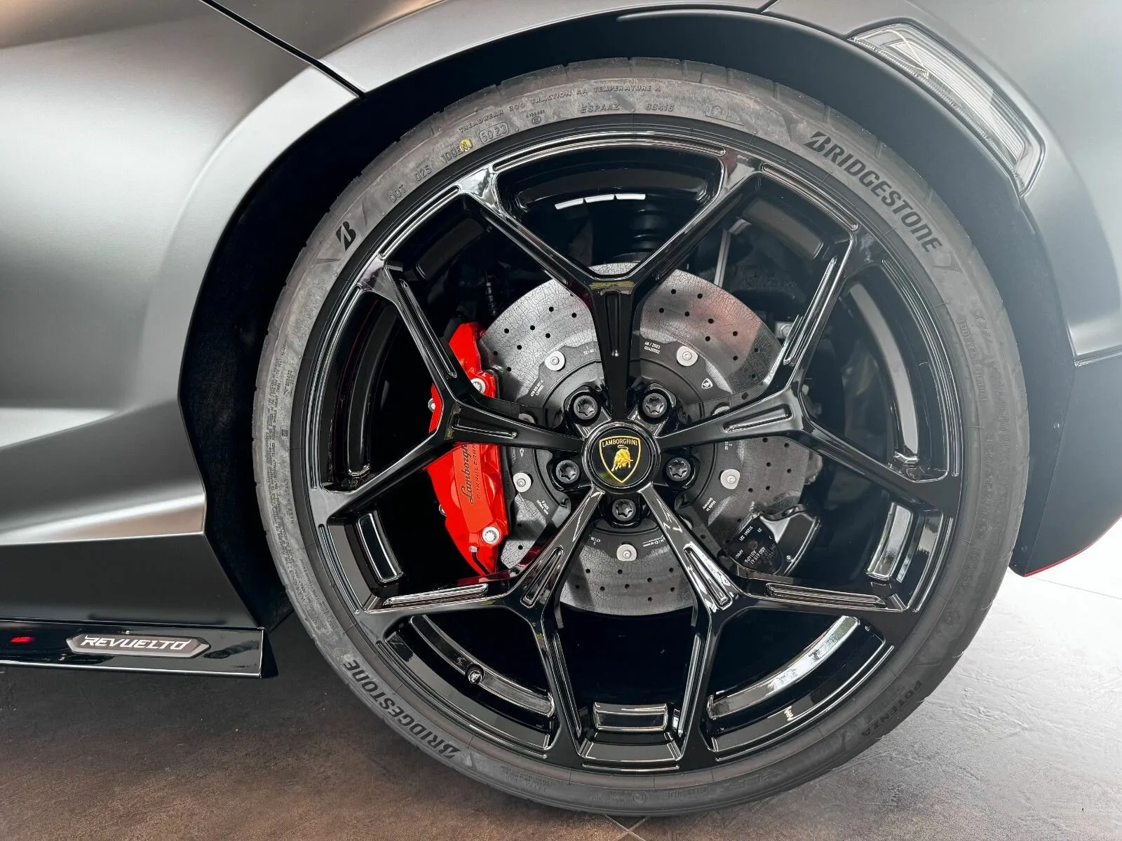 Lamborghini Revuelto — 7