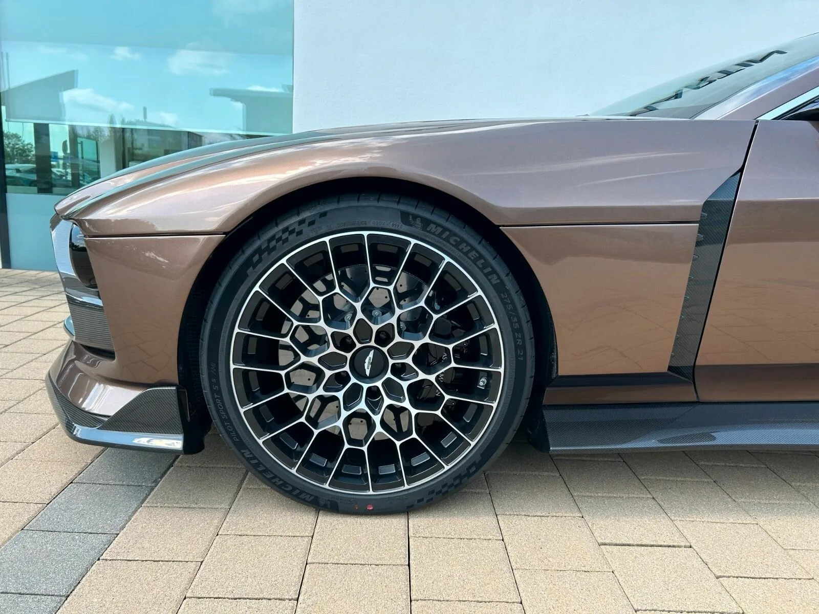 Aston Martin Valour — 8