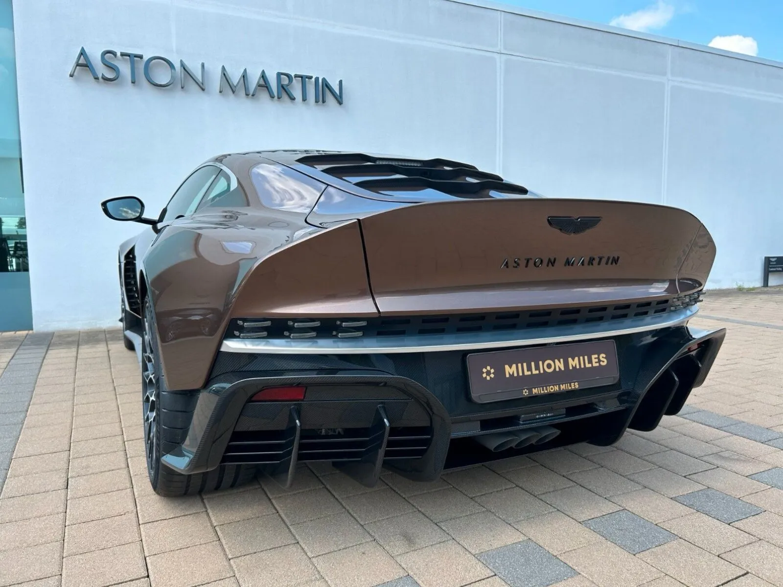 Aston Martin Valour — 4