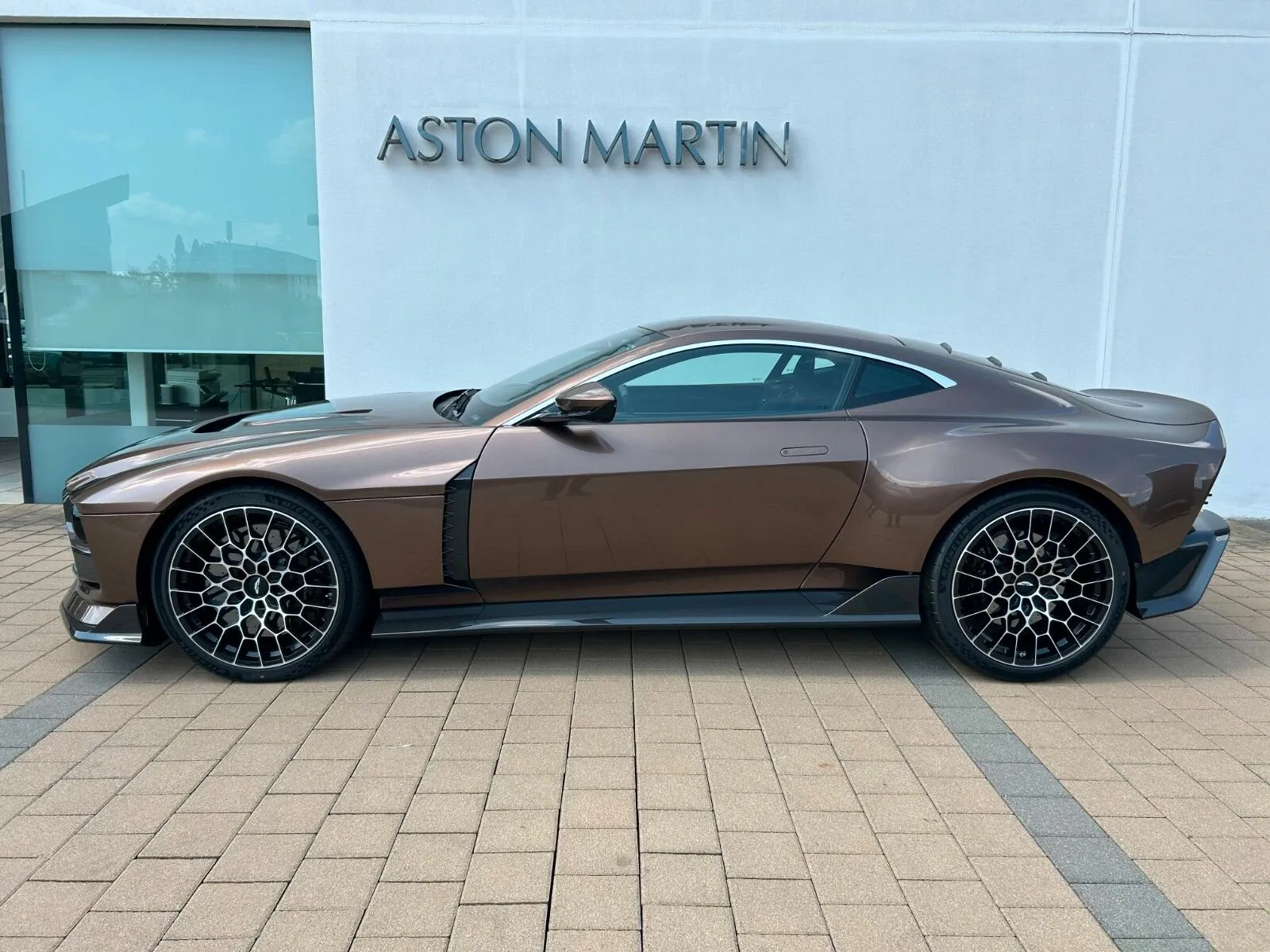 Aston Martin Valour — 6