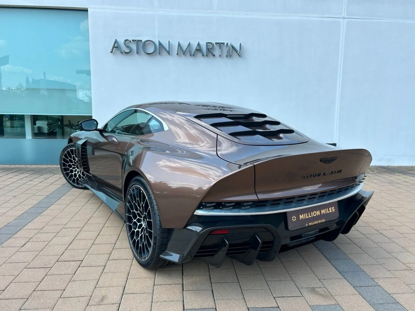 Aston Martin Valour — 3