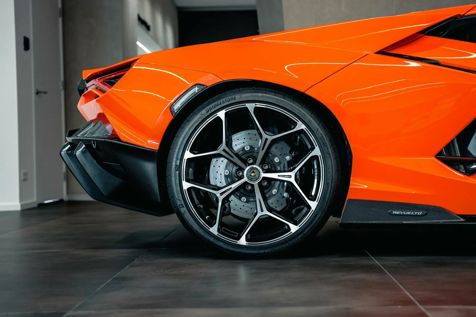 Lamborghini Revuelto — 8