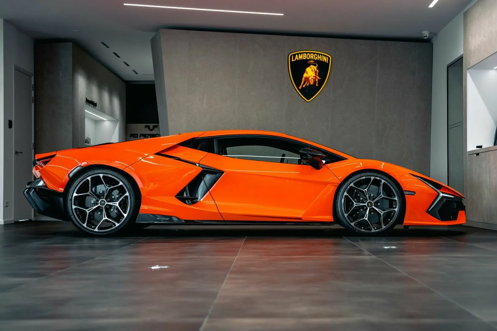 Lamborghini Revuelto — 3