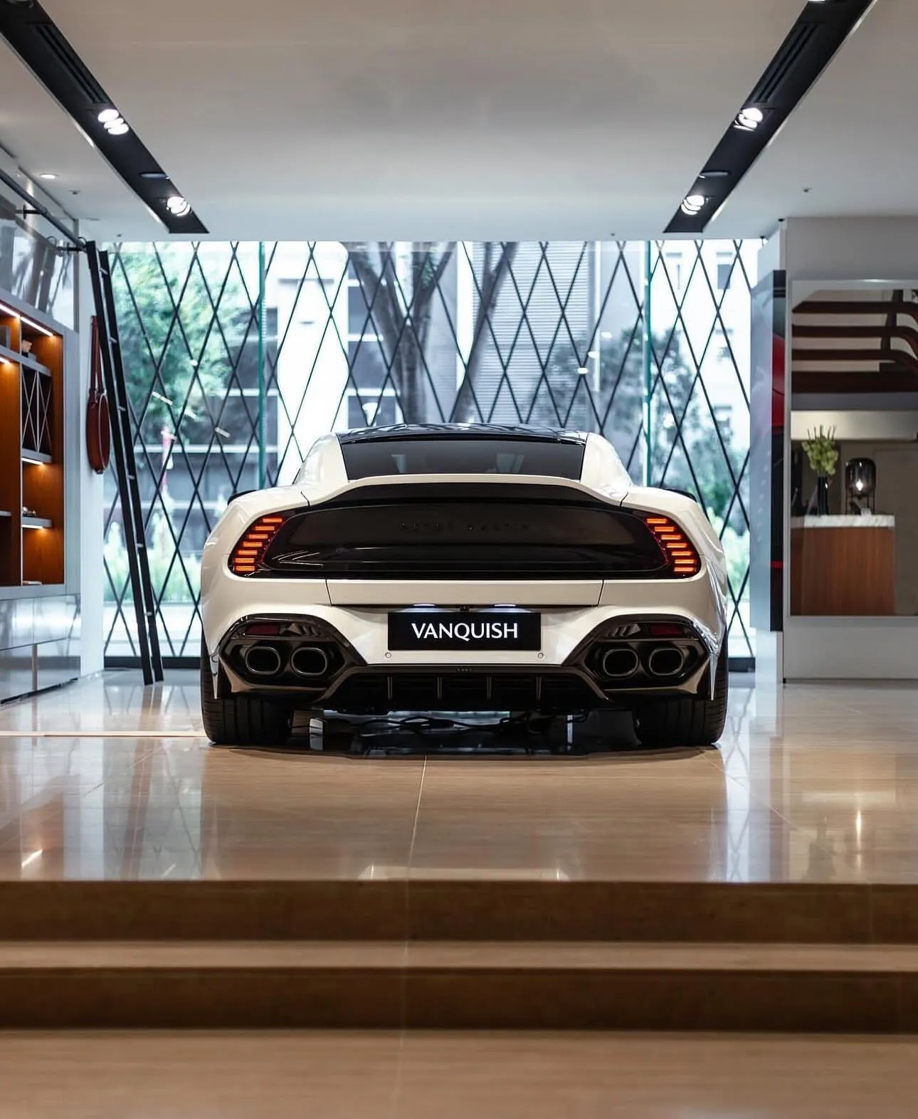 Aston Martin Vanquish — 6