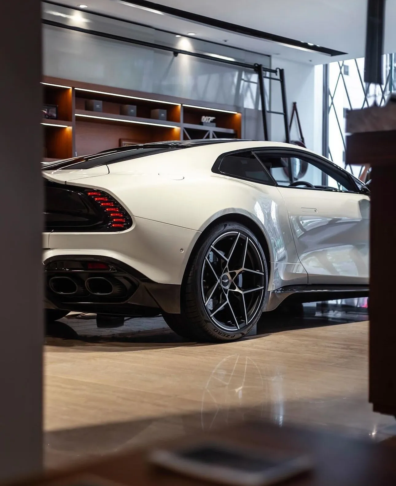 Aston Martin Vanquish — 4