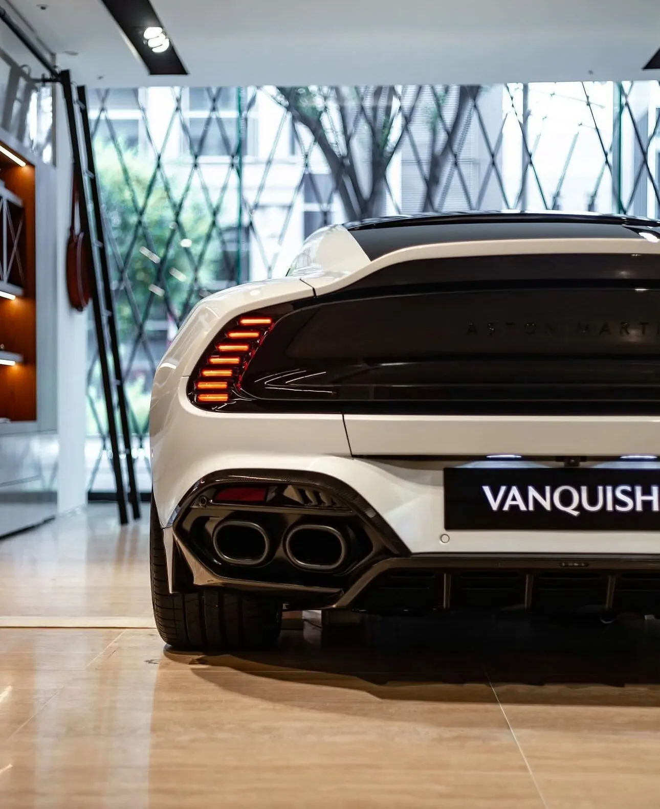 Aston Martin Vanquish — 5