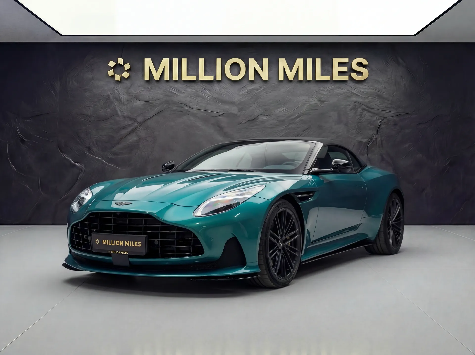 Aston Martin DB12 - Просмотр 1