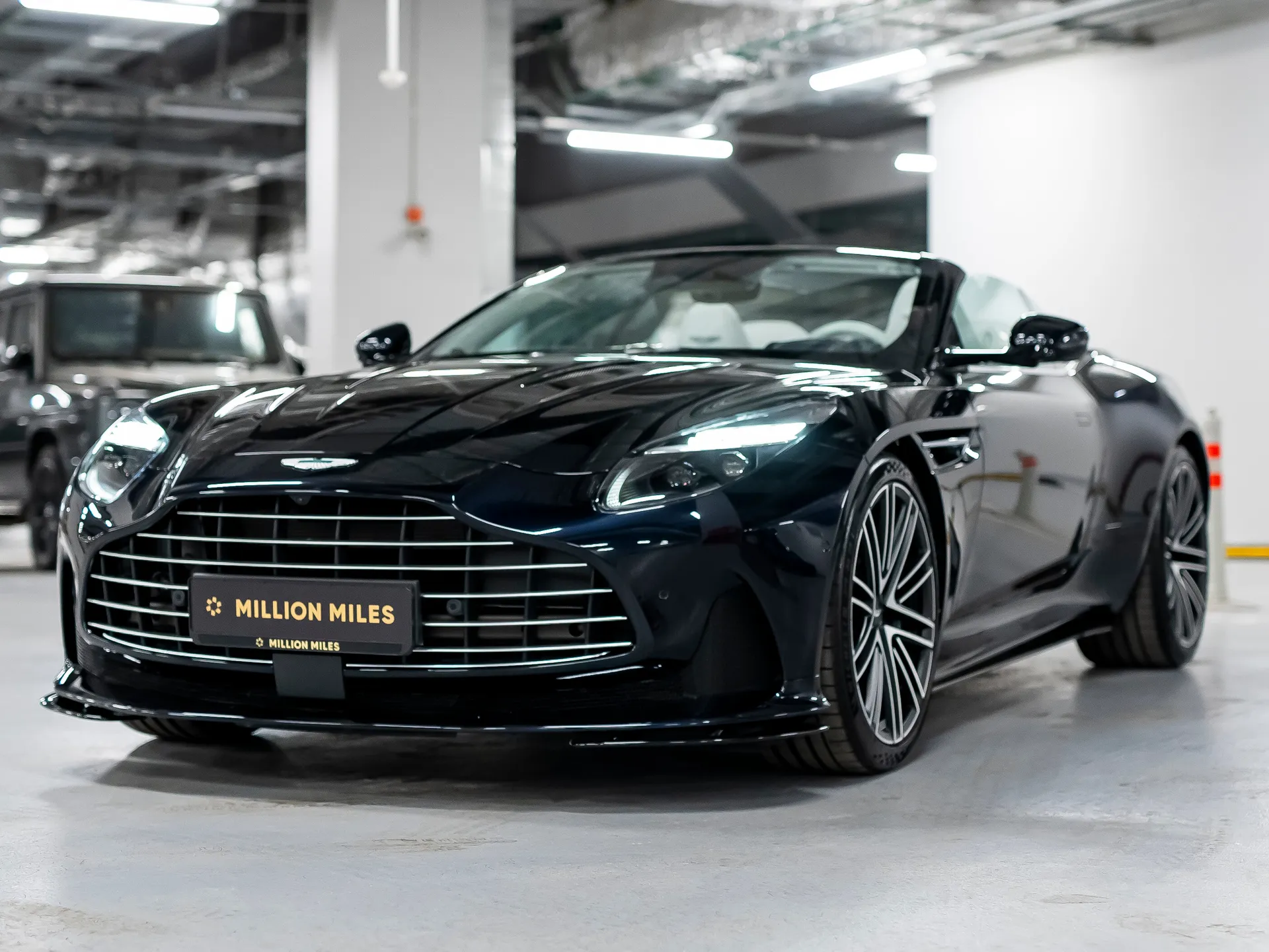 Aston Martin DB12 - Просмотр 1