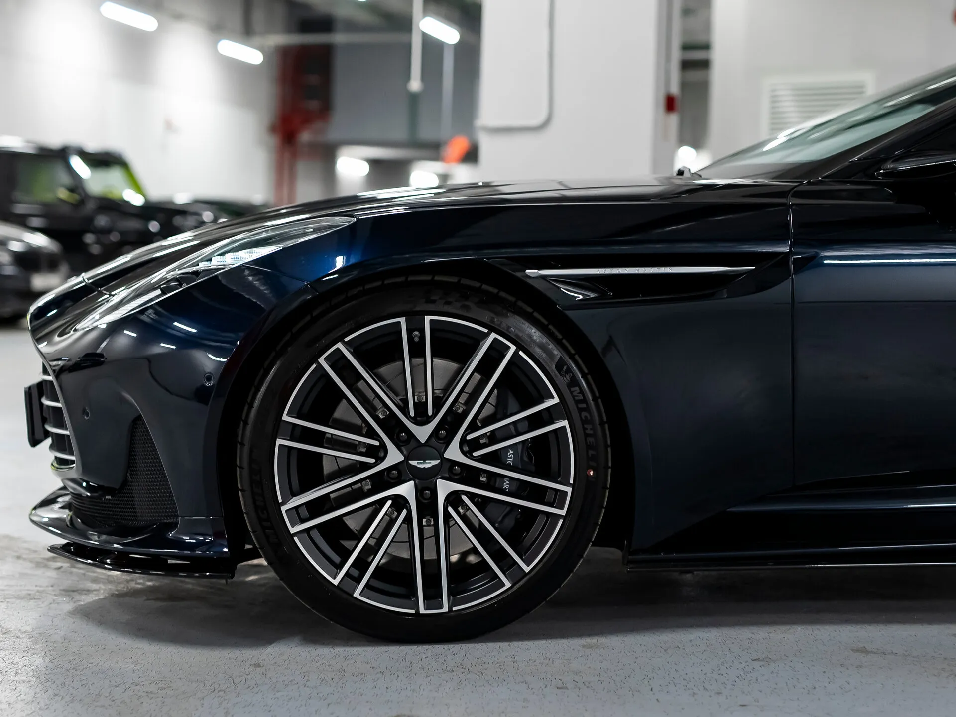 Aston Martin DB12 — 5