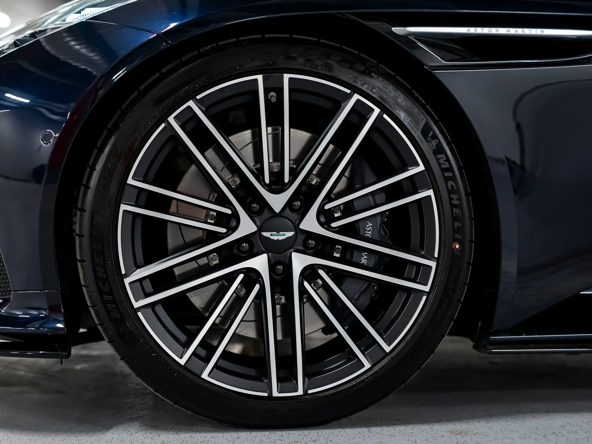 Aston Martin DB12 — 4