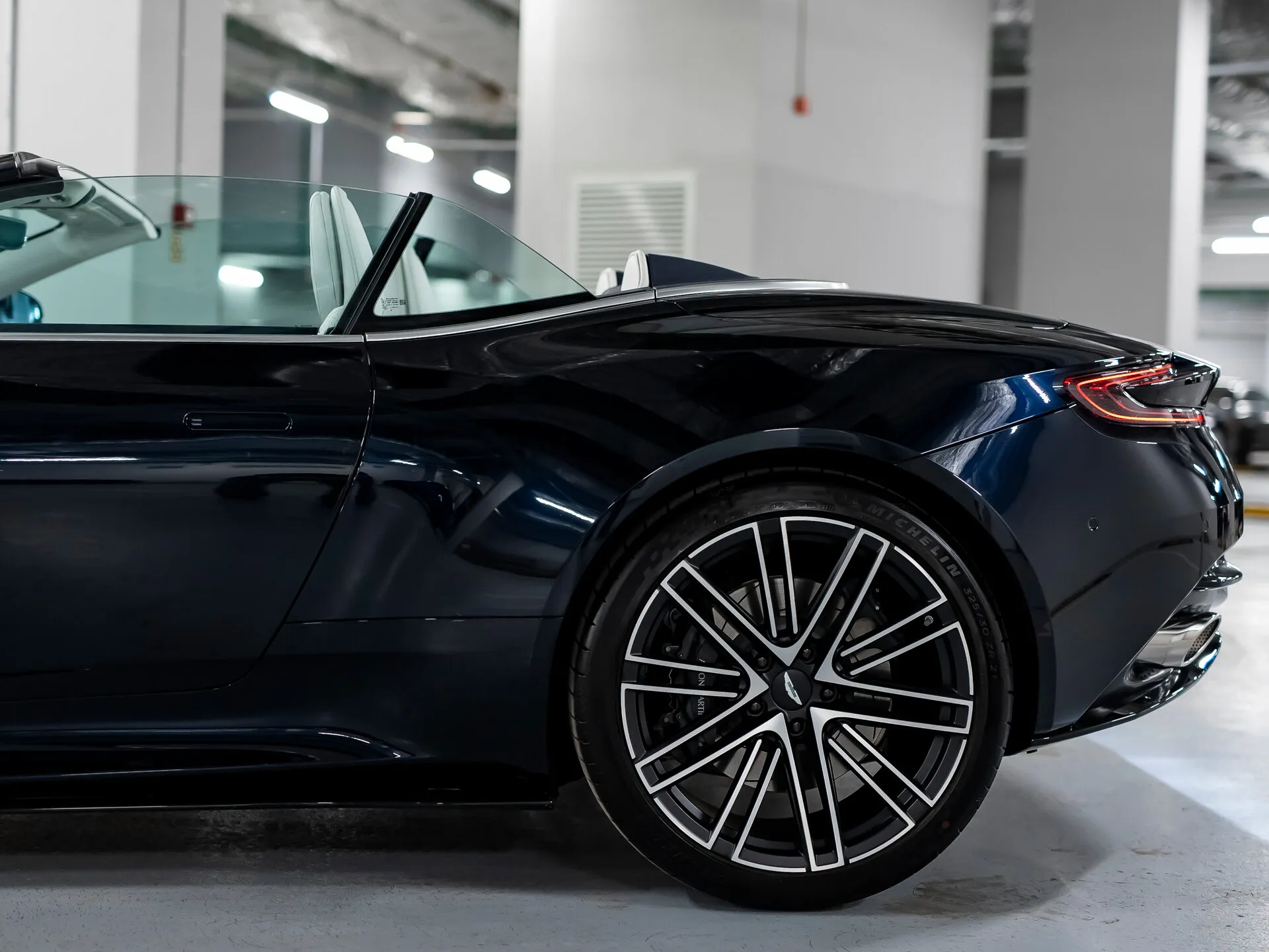 Aston Martin DB12 — 6