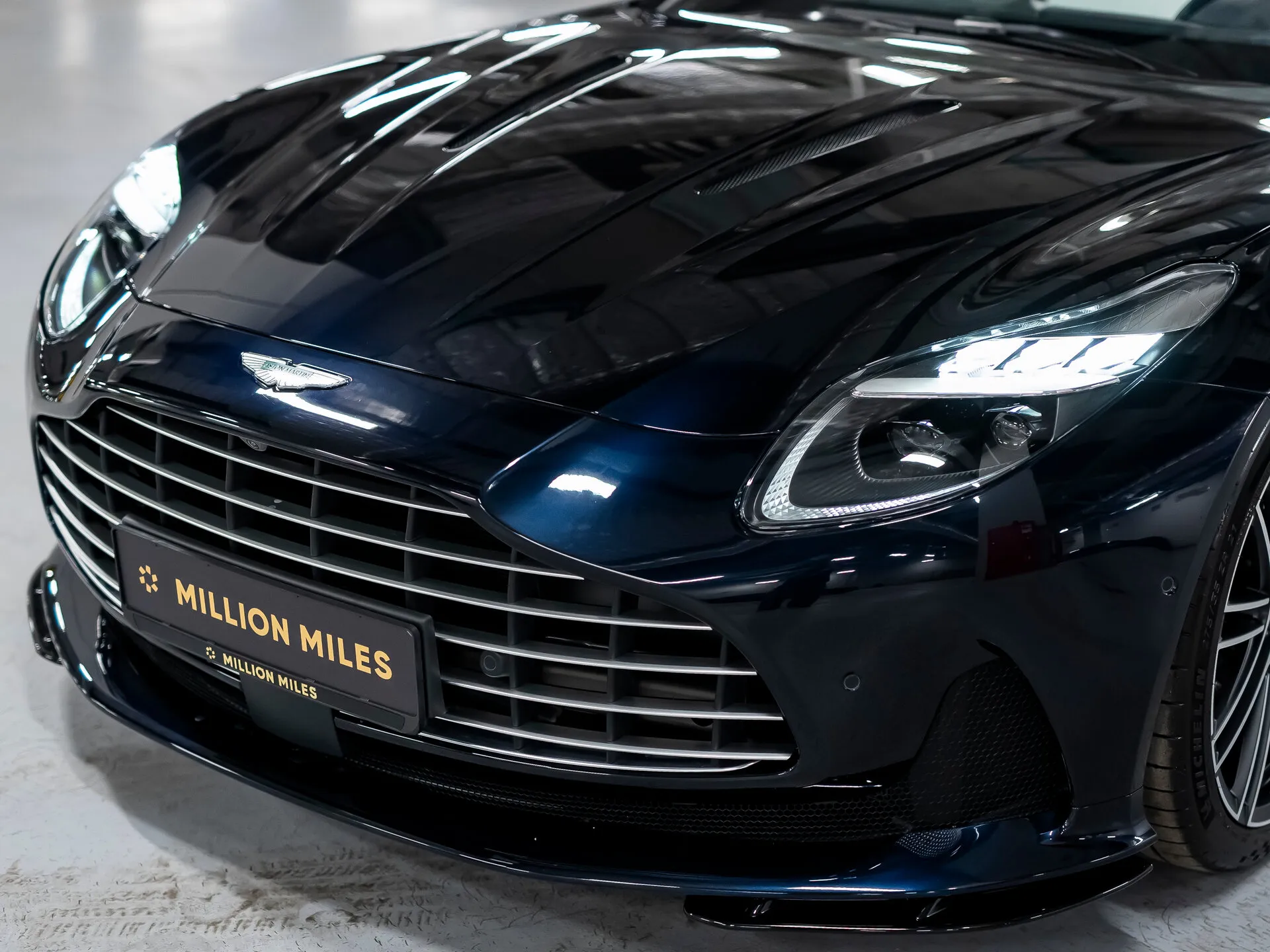 Aston Martin DB12 — 3