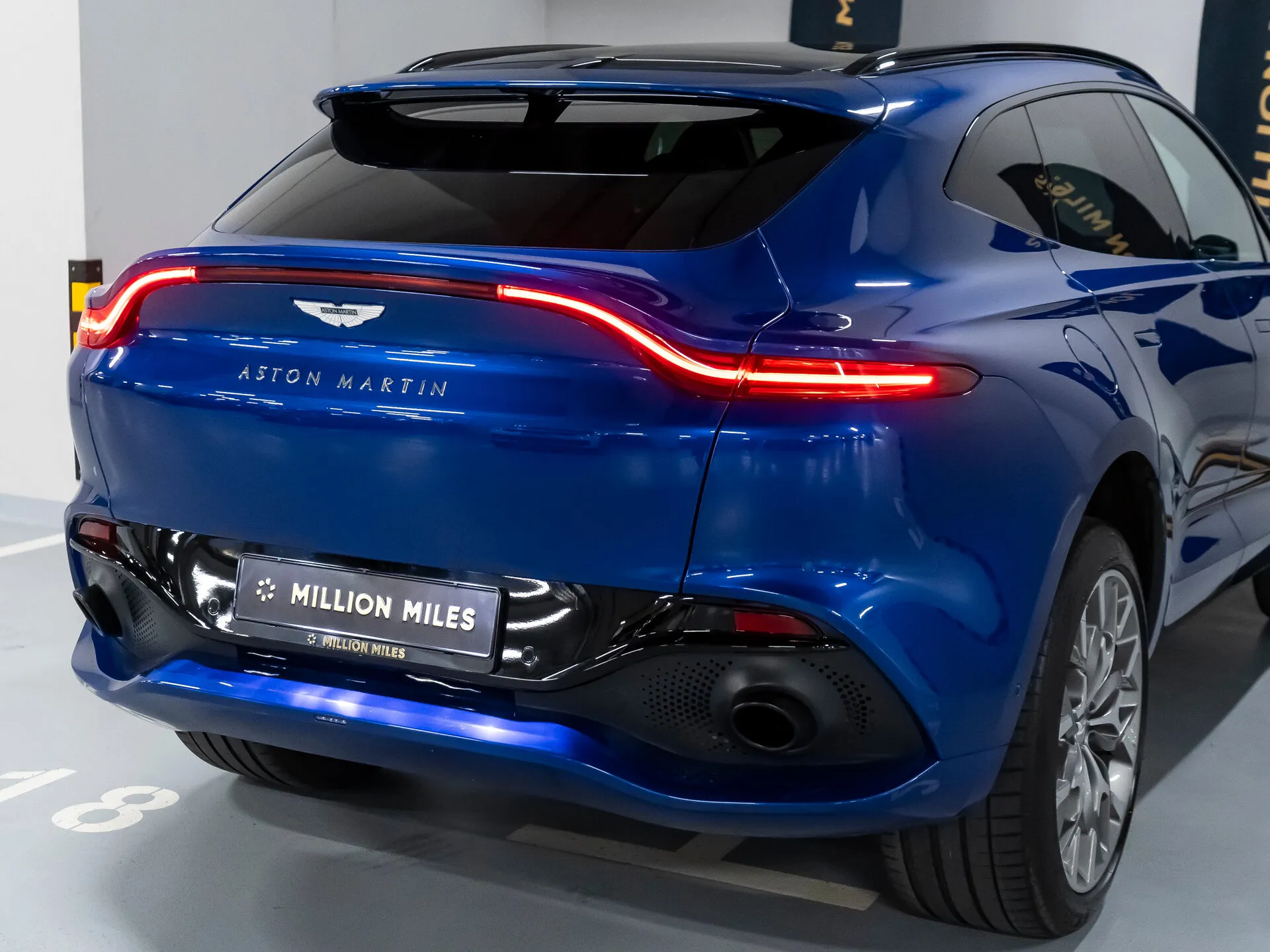 Aston Martin DBX — 8