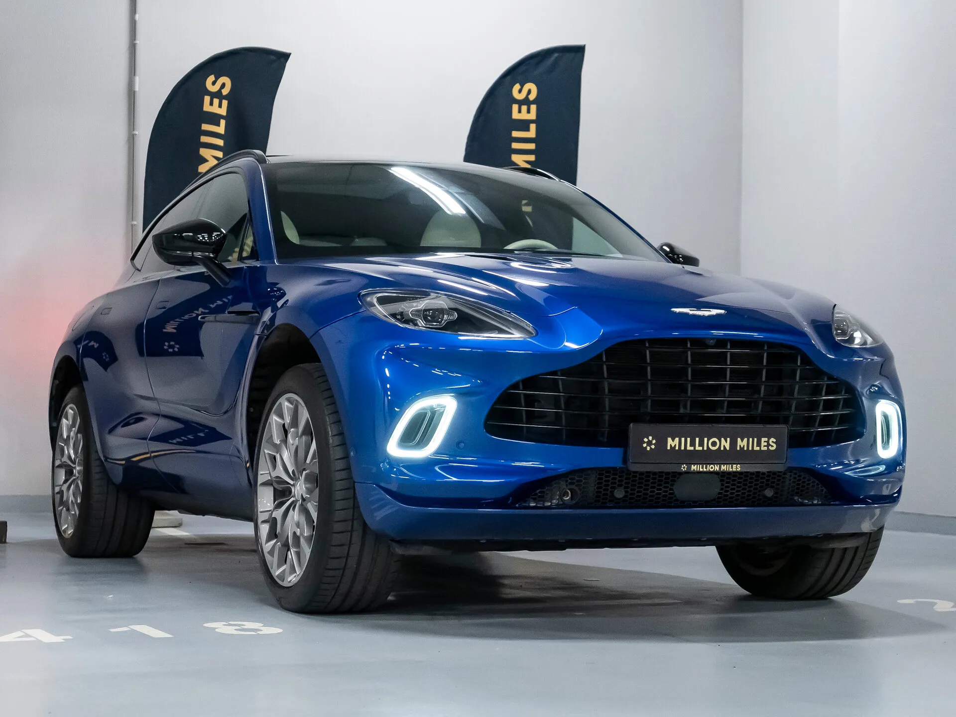 Aston Martin DBX — 4