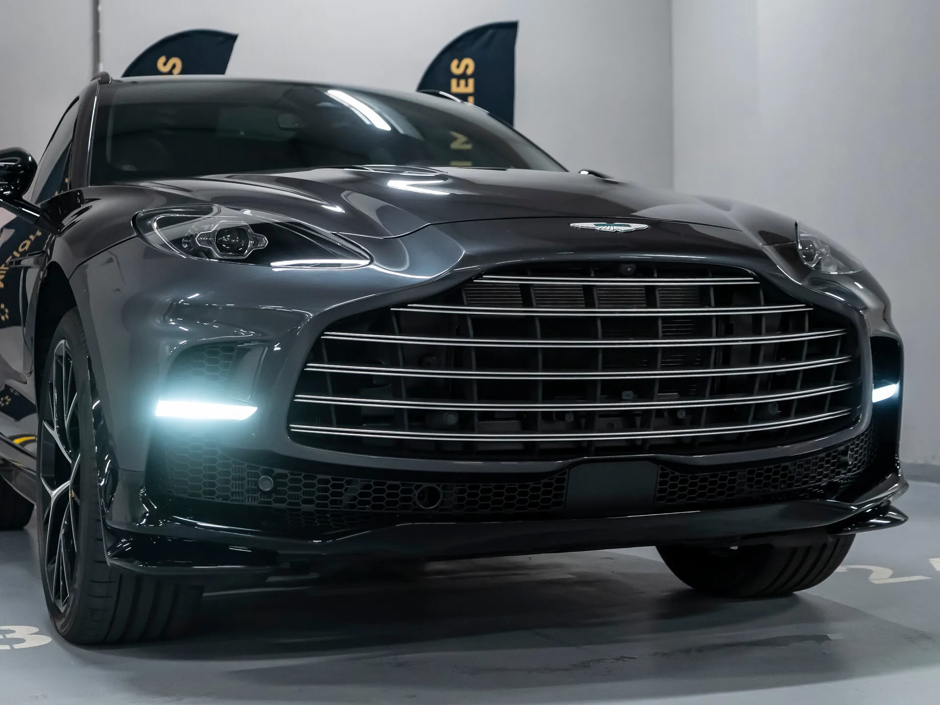 Aston Martin DBX — 6