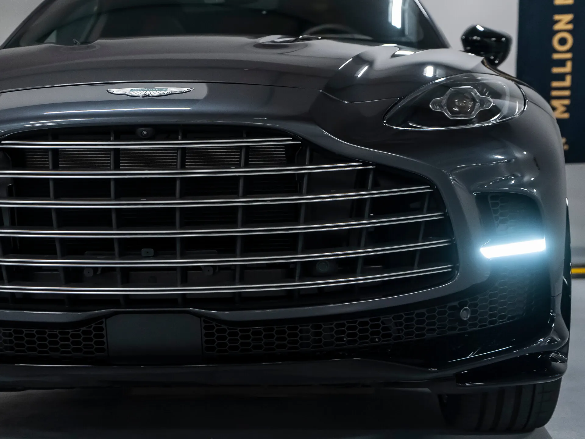 Aston Martin DBX — 3