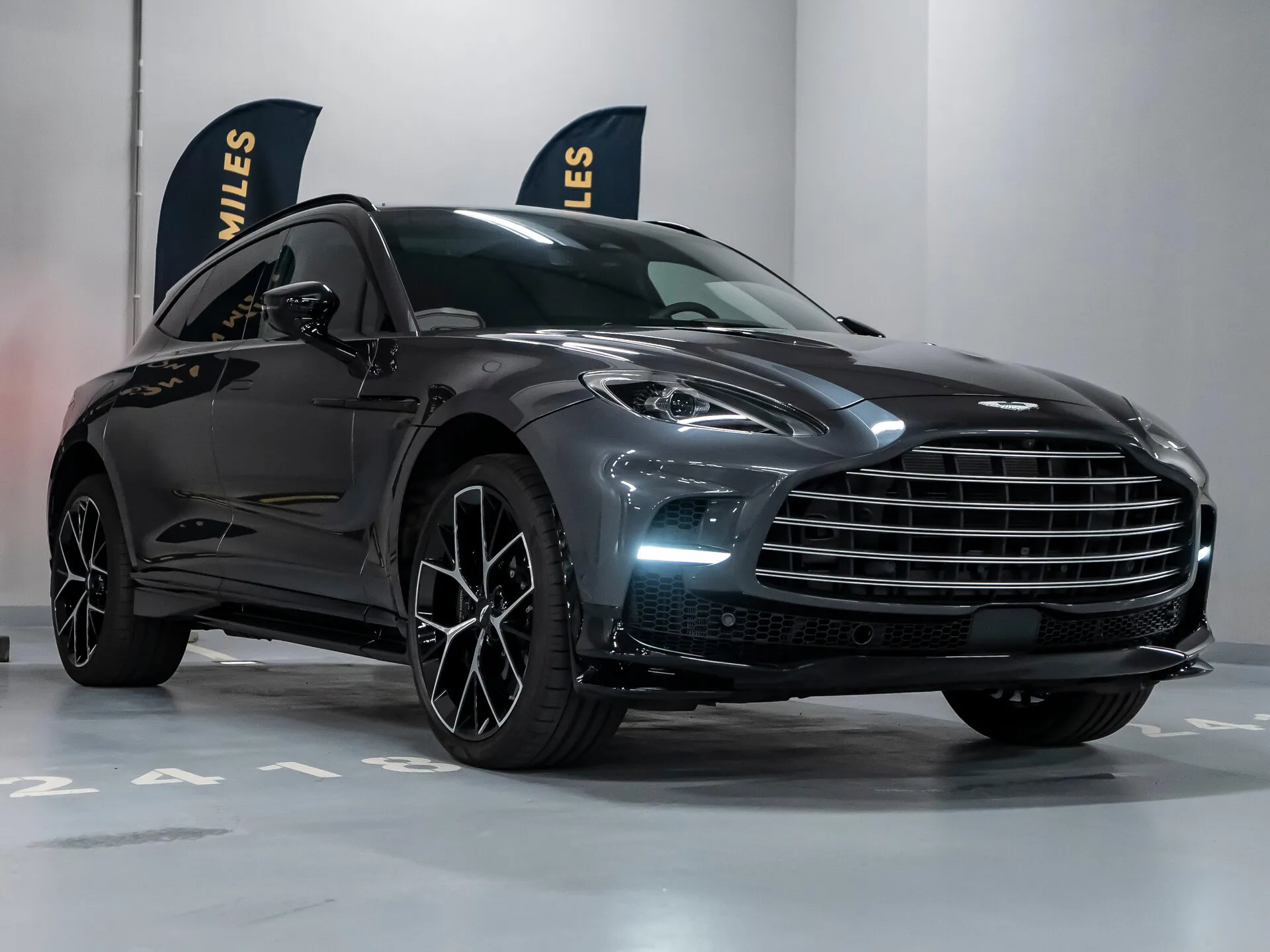 Aston Martin DBX — 5