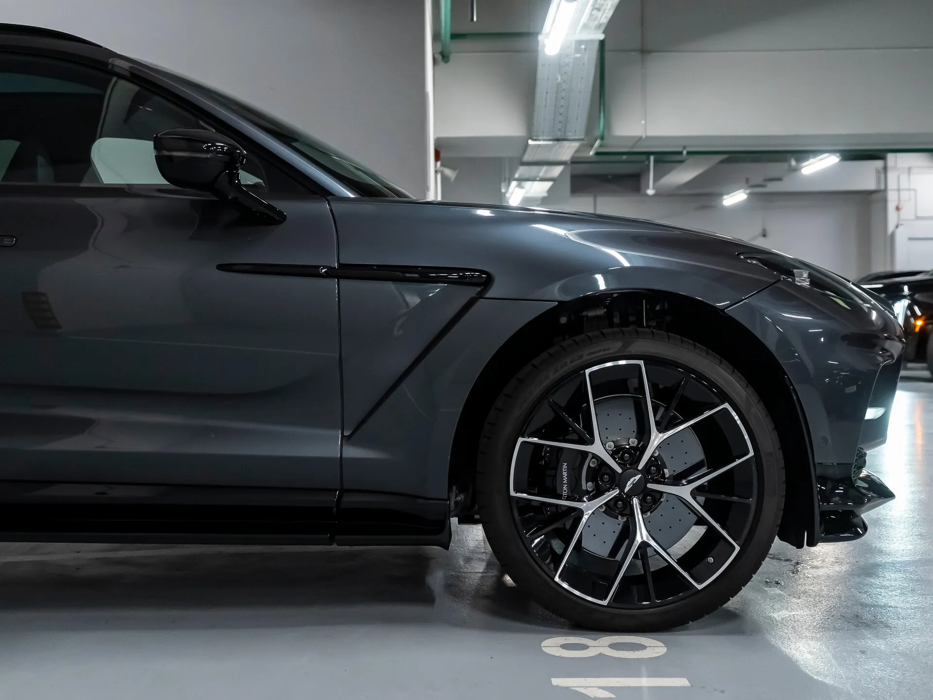 Aston Martin DBX — 8