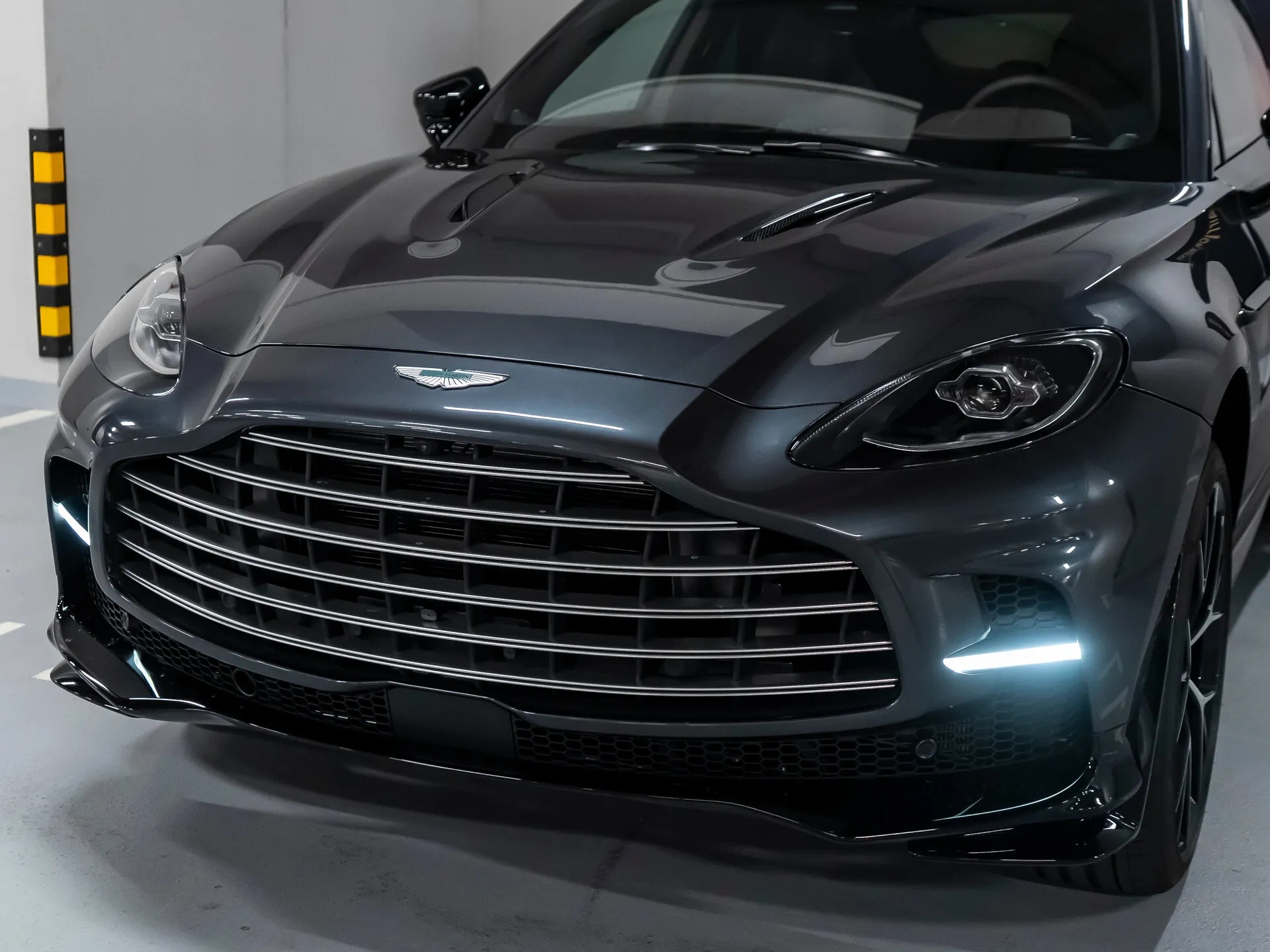 Aston Martin DBX — 4