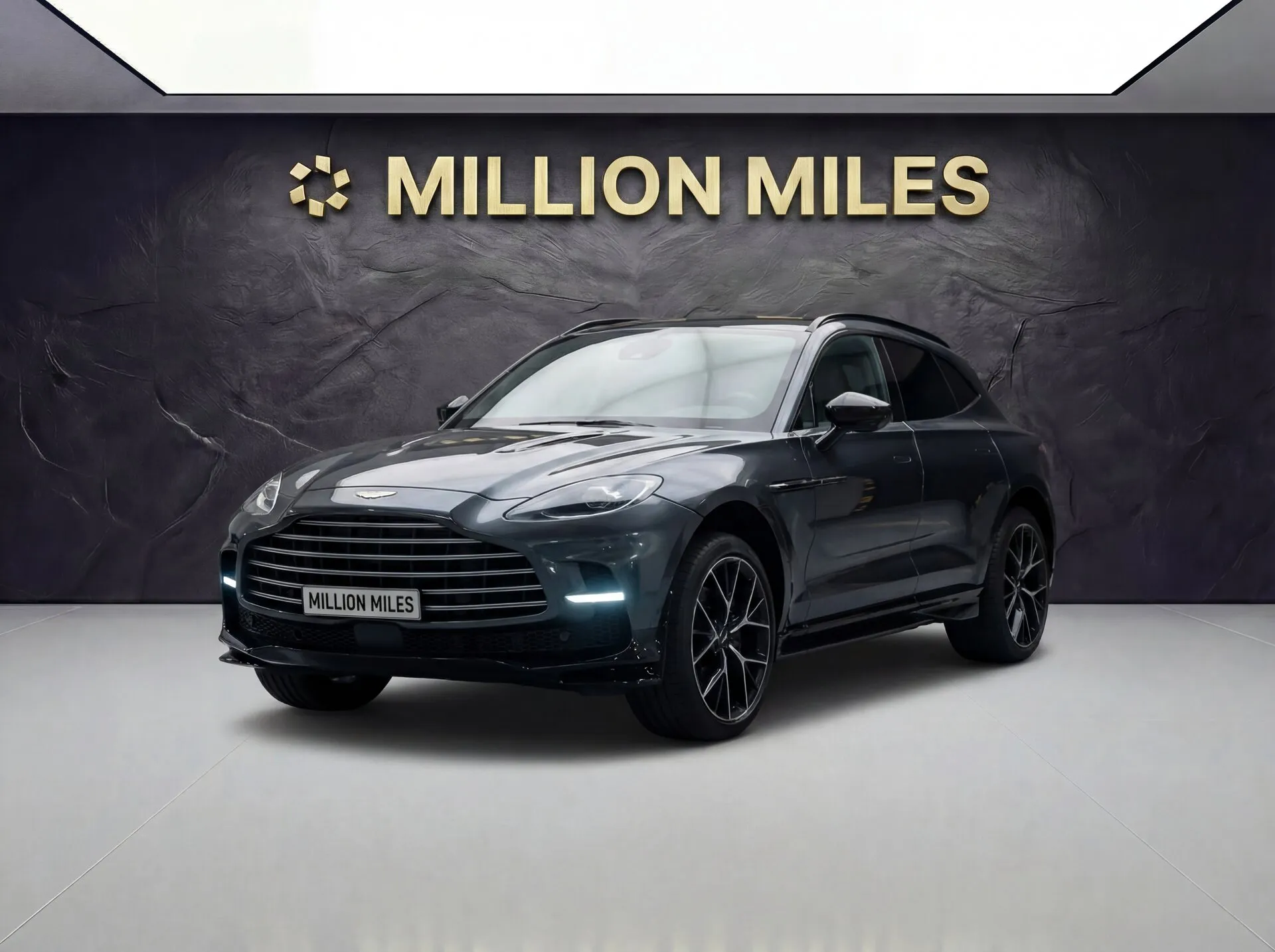 Aston Martin DBX - Просмотр 1
