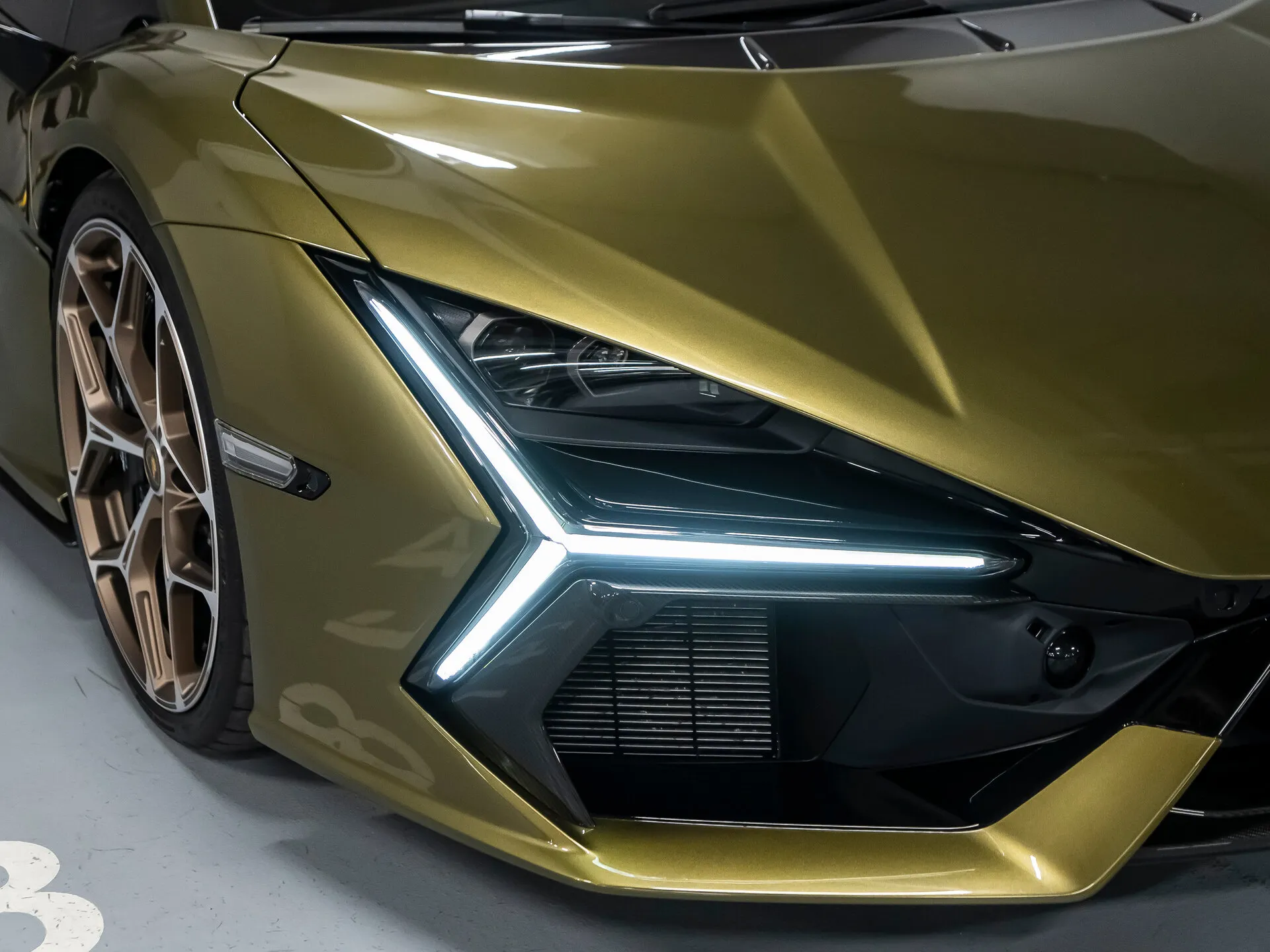 Lamborghini Revuelto — 4