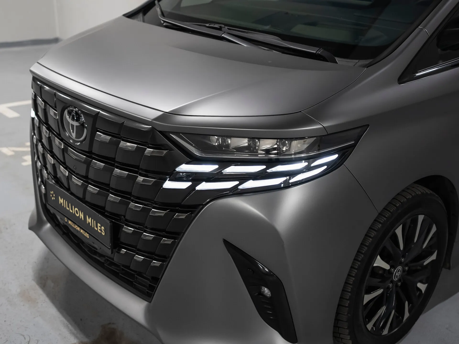 Toyota Alphard — 3