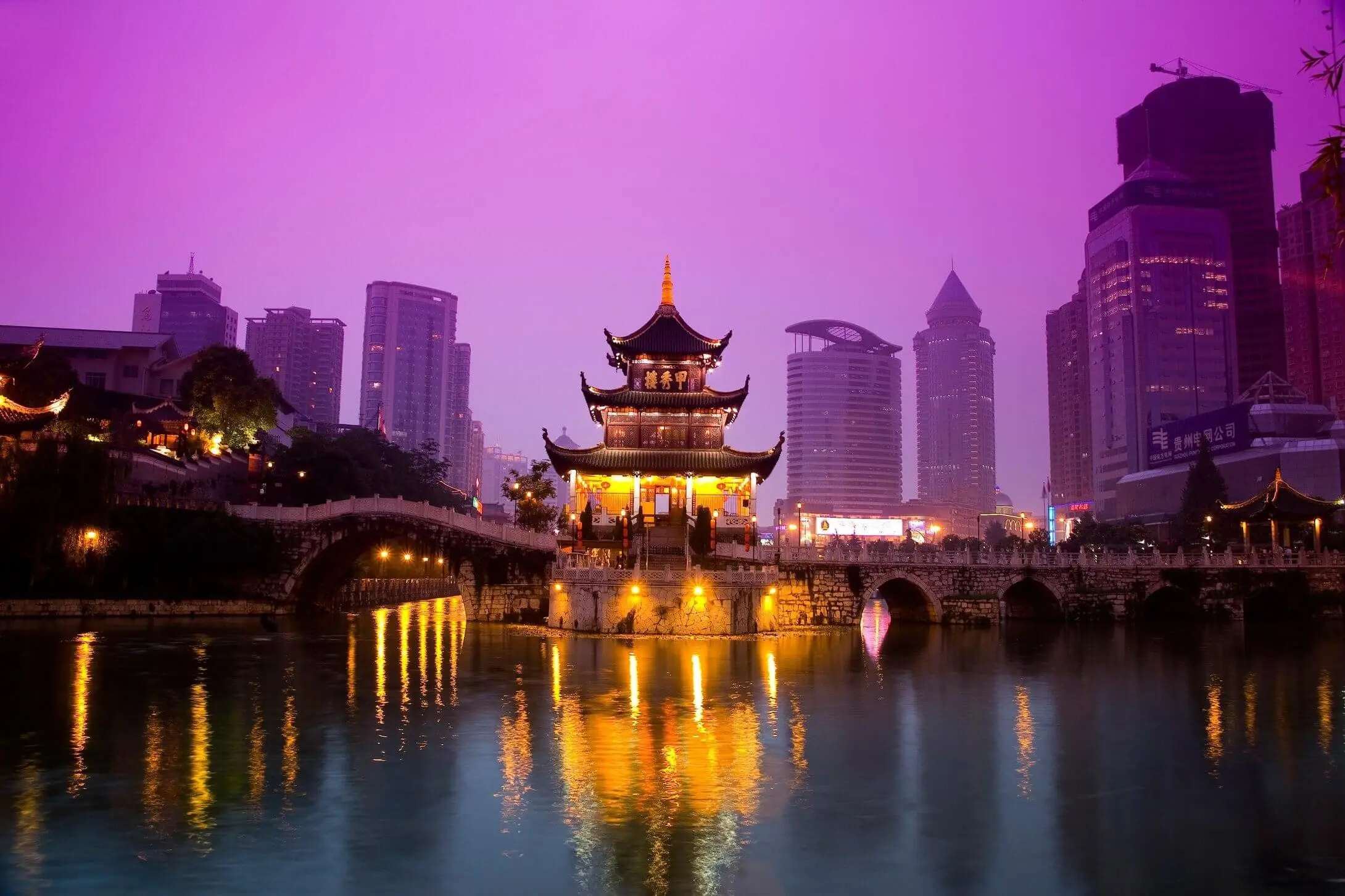 Китай отстает от США в сфере ИИ на наносекунды