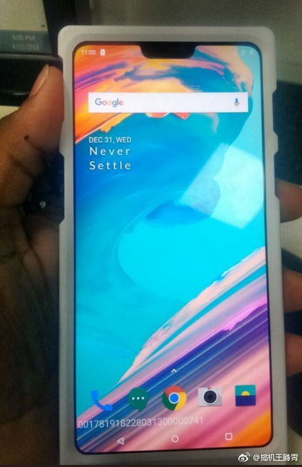 OnePlus 6 на живом фото в «конспиративном» кейсе
