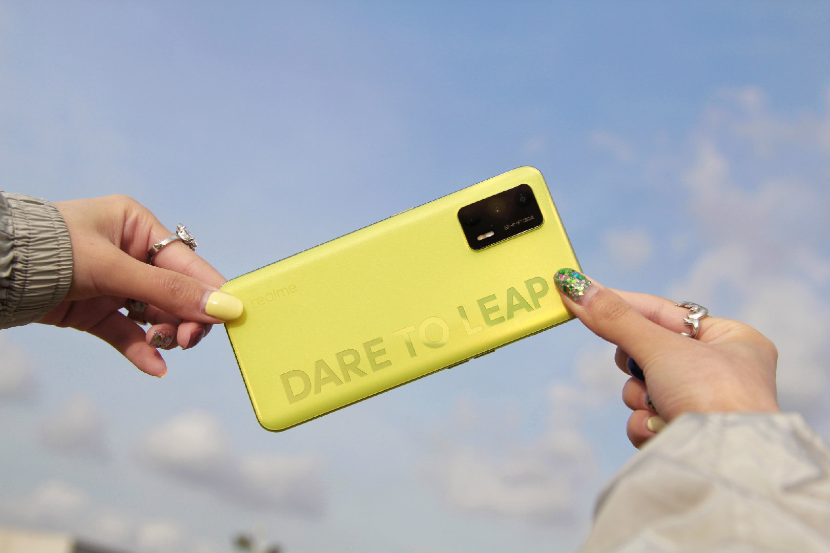 Realme Q3 (Pro) с мерцающим задником на подборке пресс-фото