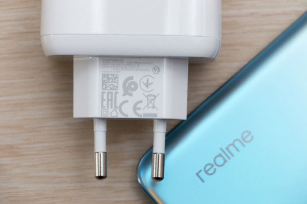 И Realme туда же: компания начала отказываться от комплектных зарядок