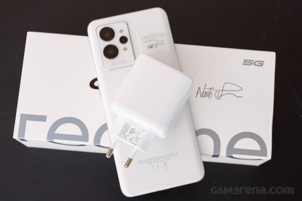 Официально: Realme объяснила отказ от комплектных зарядок