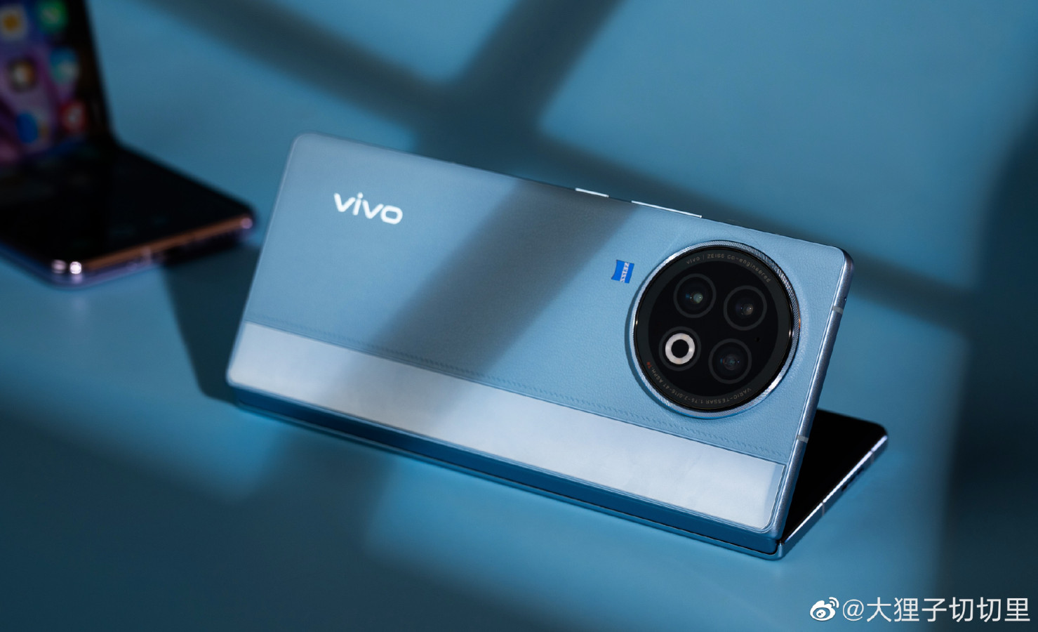 Все цвета Vivo X Fold 2 и Vivo Flip на подборке студийных фото