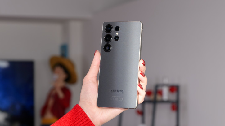  Samsung Galaxy S25 Ultra:    