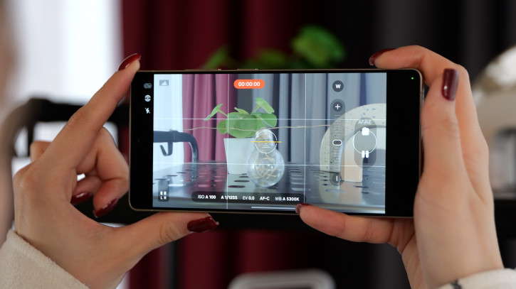  Samsung Galaxy S25 Ultra:    