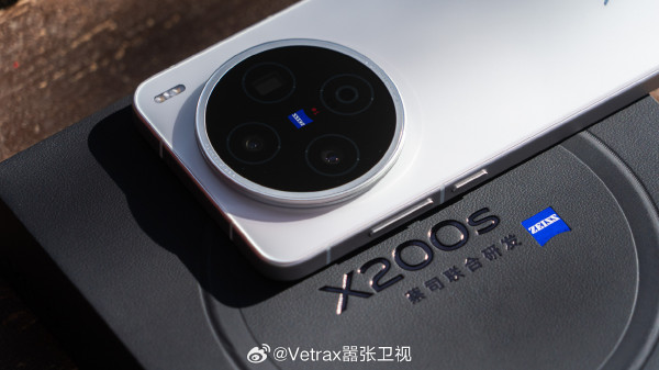 Vivo X200s        